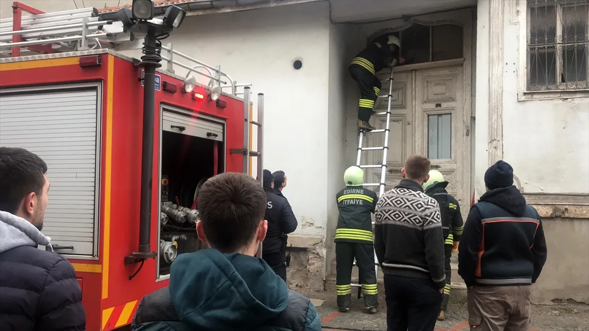 EDİRNE Yaktıkları ateş düzensiz göçmenleri ele verdi     Edirne'de