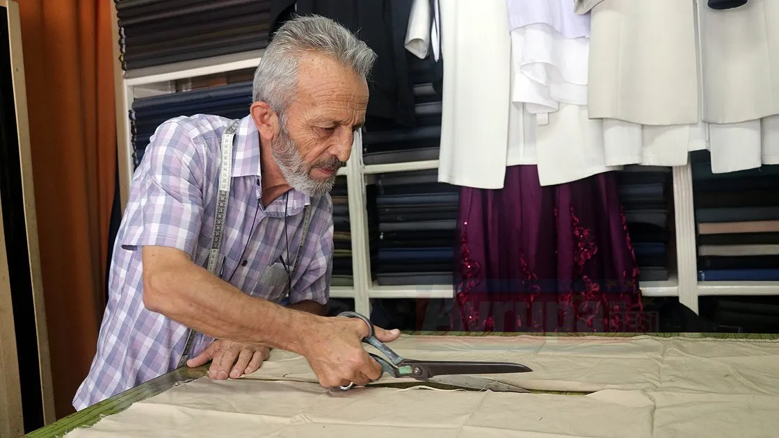 Mesleğe 13 yaşındayken çırak olarak başlayan 70 yaşındaki terzi Abdullah