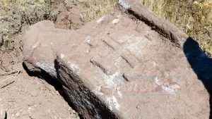 Erzurum'un Tortum ilçesinde, belediye ekiplerinin bir çukuru kapatmak için iş
