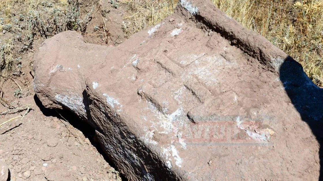 Erzurum'un Tortum ilçesinde, belediye ekiplerinin bir çukuru kapatmak için iş