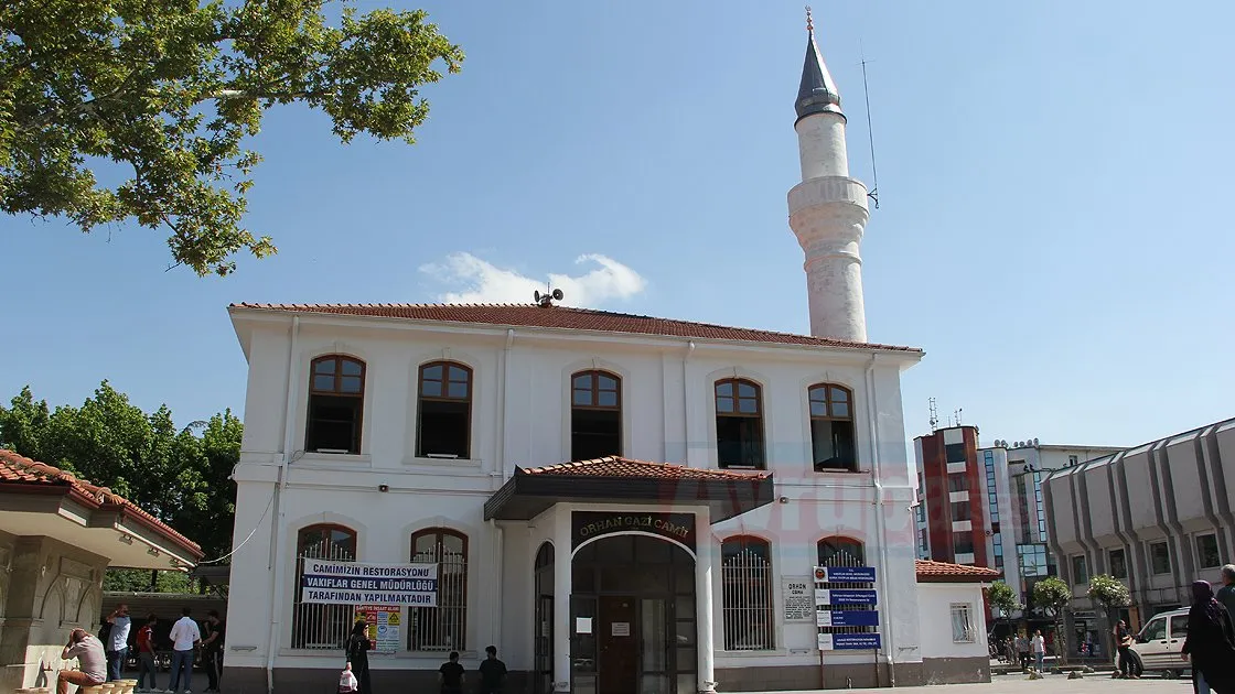 Orhan Gazi'nin buyruğu üzerine 1323'te Sakarya'nın Adapazarı ilçesinde inşa edilen