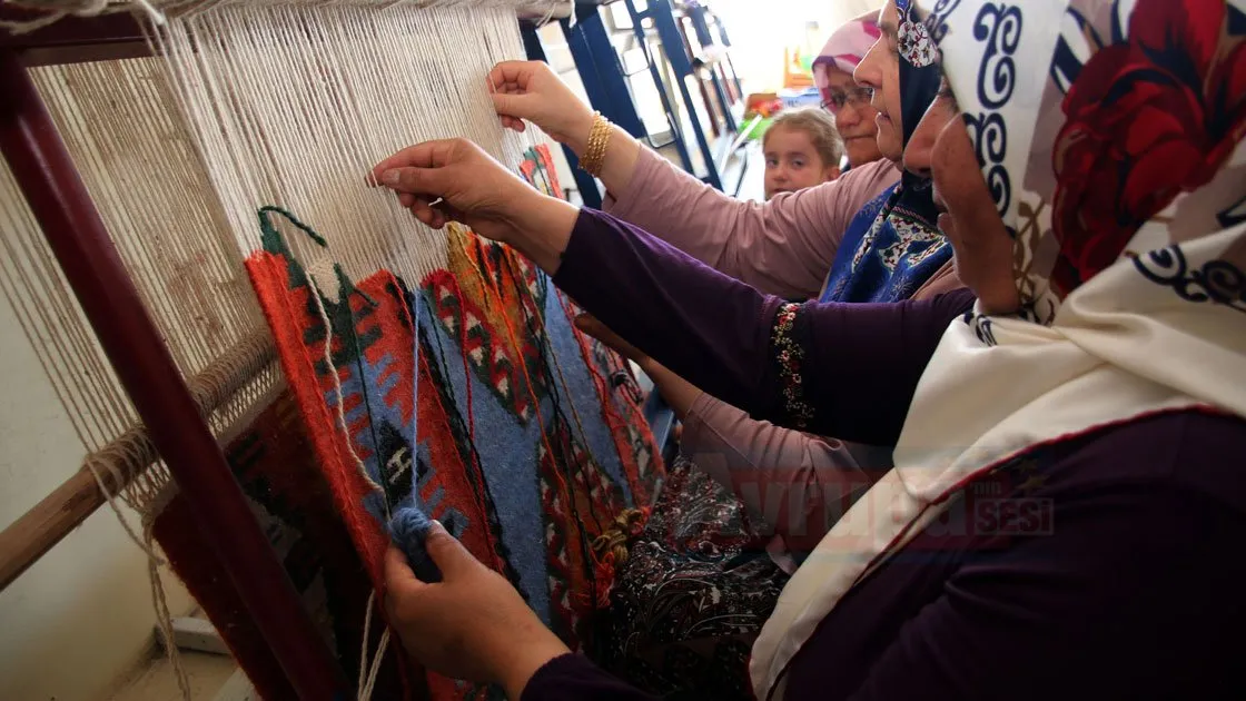 Kırmızı, mavi, yeşil, siyah renklerin ağırlıkta kullanıldığı her biri farklı