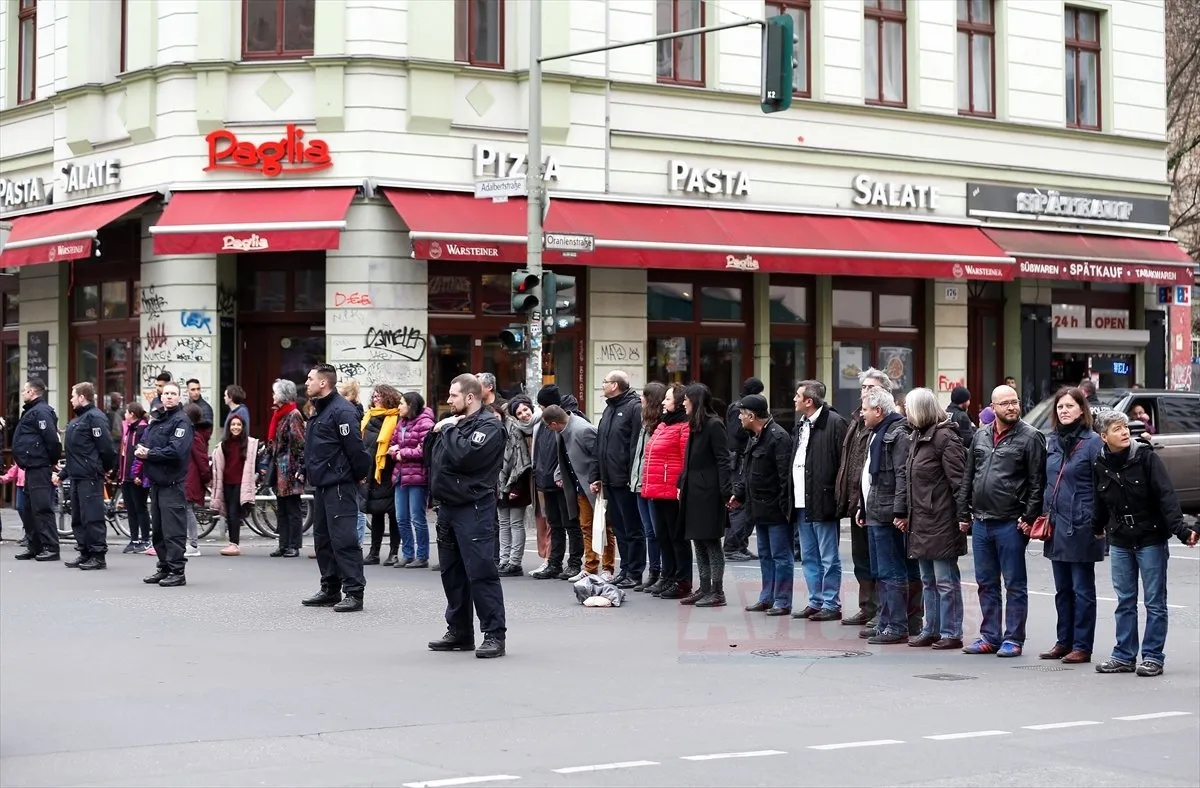 BERLİN   Berlin'in Kreuzberg semtinde yüzlerce kişi ırkçılığa karşı insan