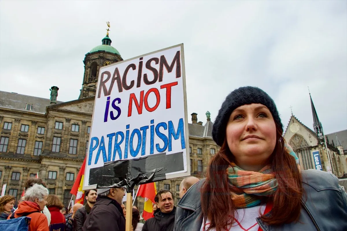 AMSTERDAM   Amsterdam'da bir araya gelen binlerce kişi, ırkçılık ve