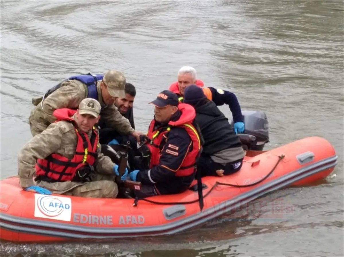 EDİRNE     Edirne'de, Meriç Nehri'ndeki bir adacıkta mahsur kalan