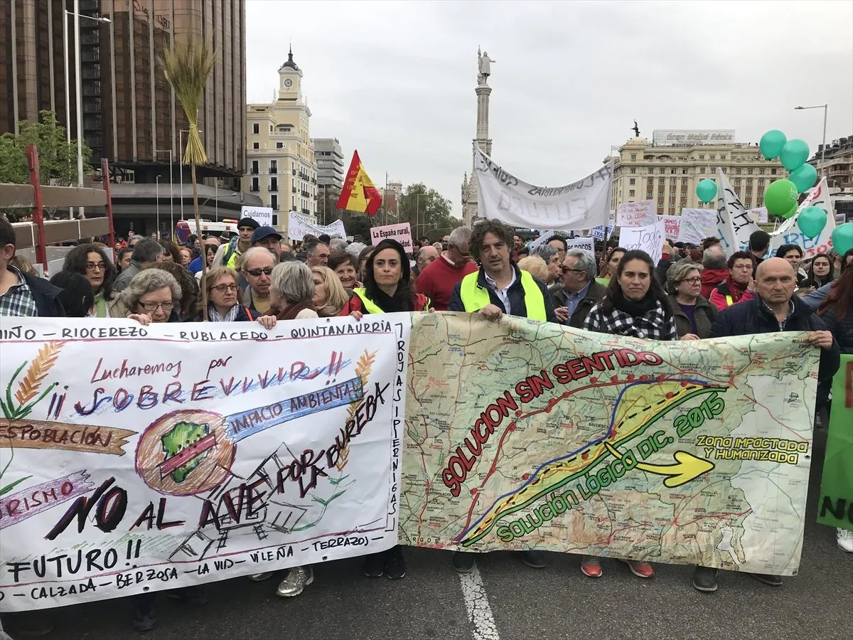 MADRİD İspanya'da "büyük şehirlere göçe" karşı gösteri İspanya'nın başkenti Madrid'de,