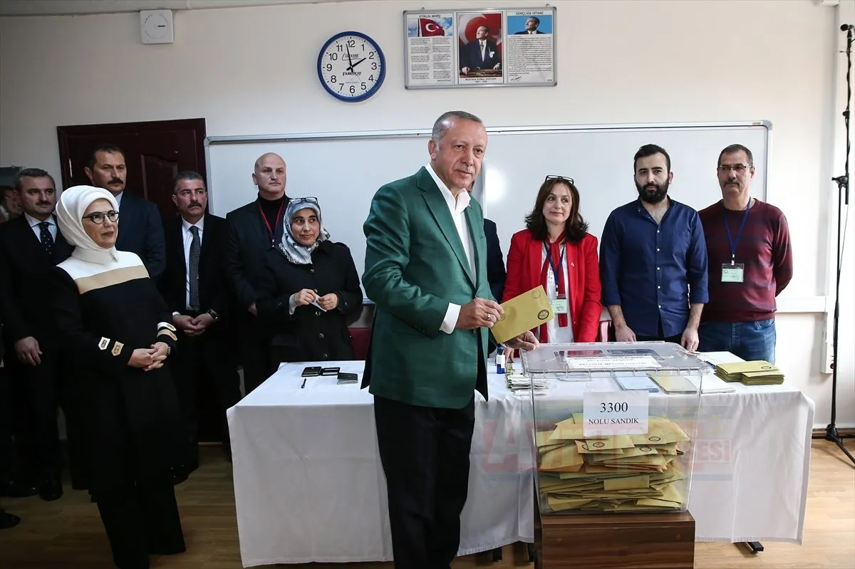 İSTANBUL   Cumhurbaşkanı Recep Tayyip Erdoğan ve eşi Emine Erdoğan,