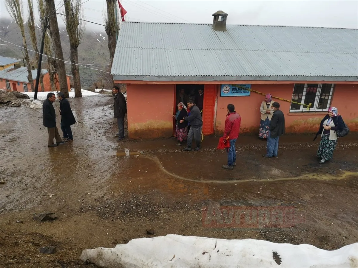 MALATYA – AYDIN    Pütürge ilçesinde oy verme işlemleri sırasında