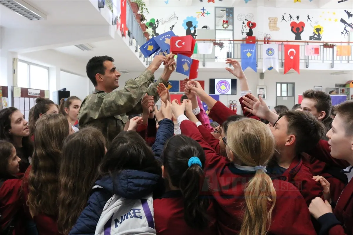 KOSOVA Türk askerinden Kosova'da eğitime destek   Kosova'daki NATO Barış