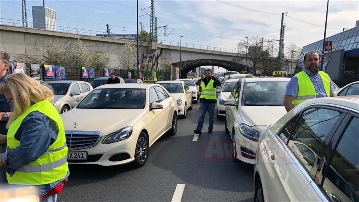 DÜSSELDORF   Almanya'da taksiciler Uber karşıtı gösteri yaptı   Almanya'nın