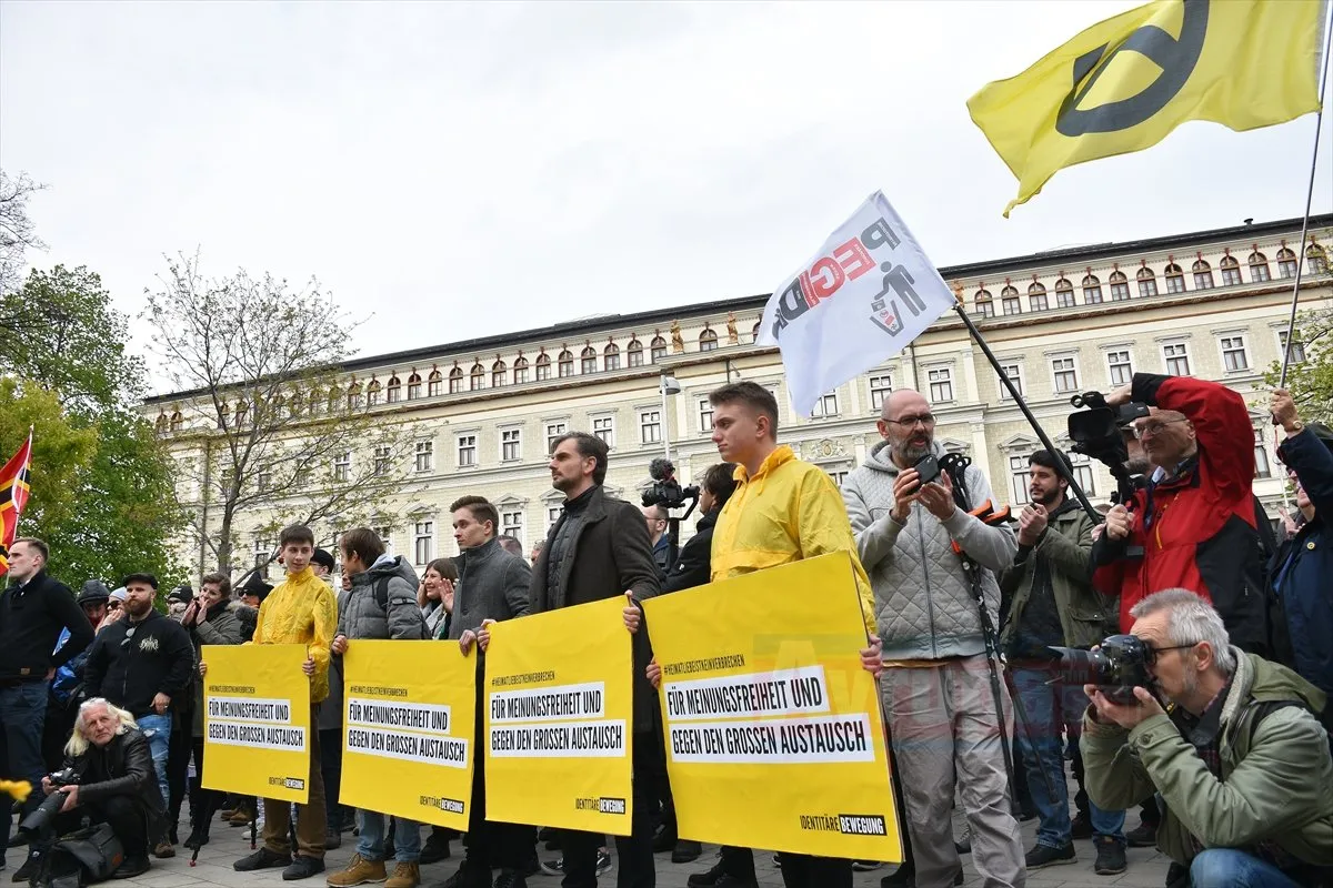 VİYANA   Başkent Viyana'da, "Kimlikçiler Hareketi" isimli ırkçı grup üyelerinin