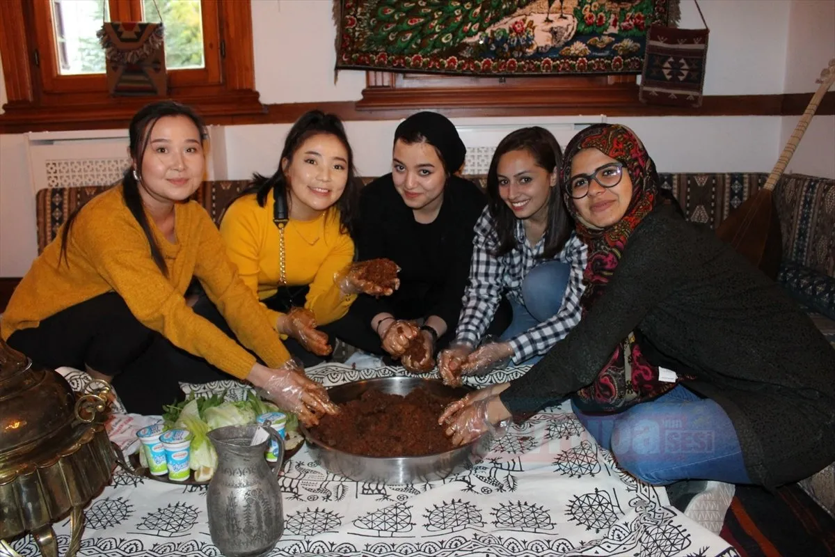   YTB'den uluslararası öğrencilere yöresel tatlar ve Türk müziği  