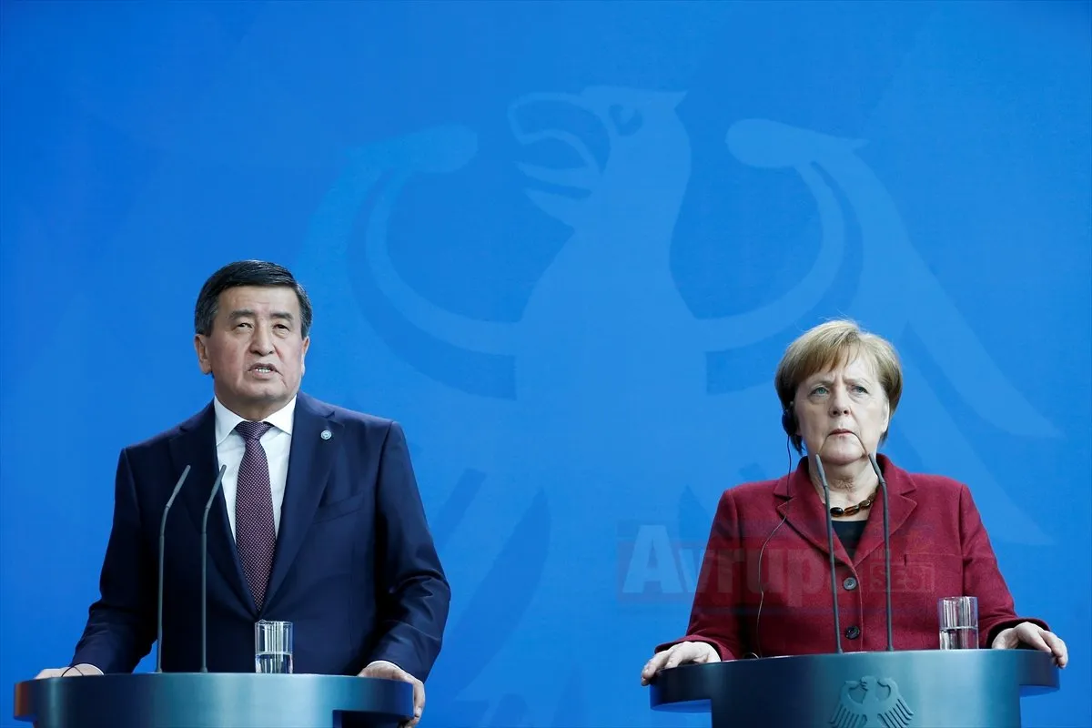  Almanya Başbakanı Angela Merkel (fotoğrafta), Kırgızistan Cumhurbaşkanı Sooronbay Ceenbekov