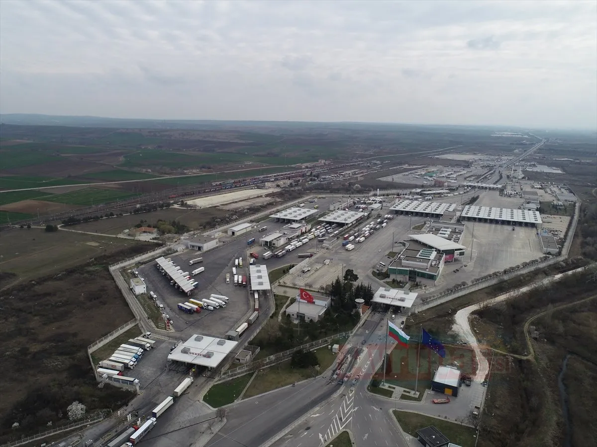 Avrıpa'nın çeşitli ülkelerinde yaşayan gurbetçiler, yaz tatillerini Türkiye'ye geçirmek üzere
