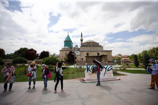 Türk ve İslam dünyasının en büyük mutasavvıflarından Mevlana Celaleddin-i Rumi'nin