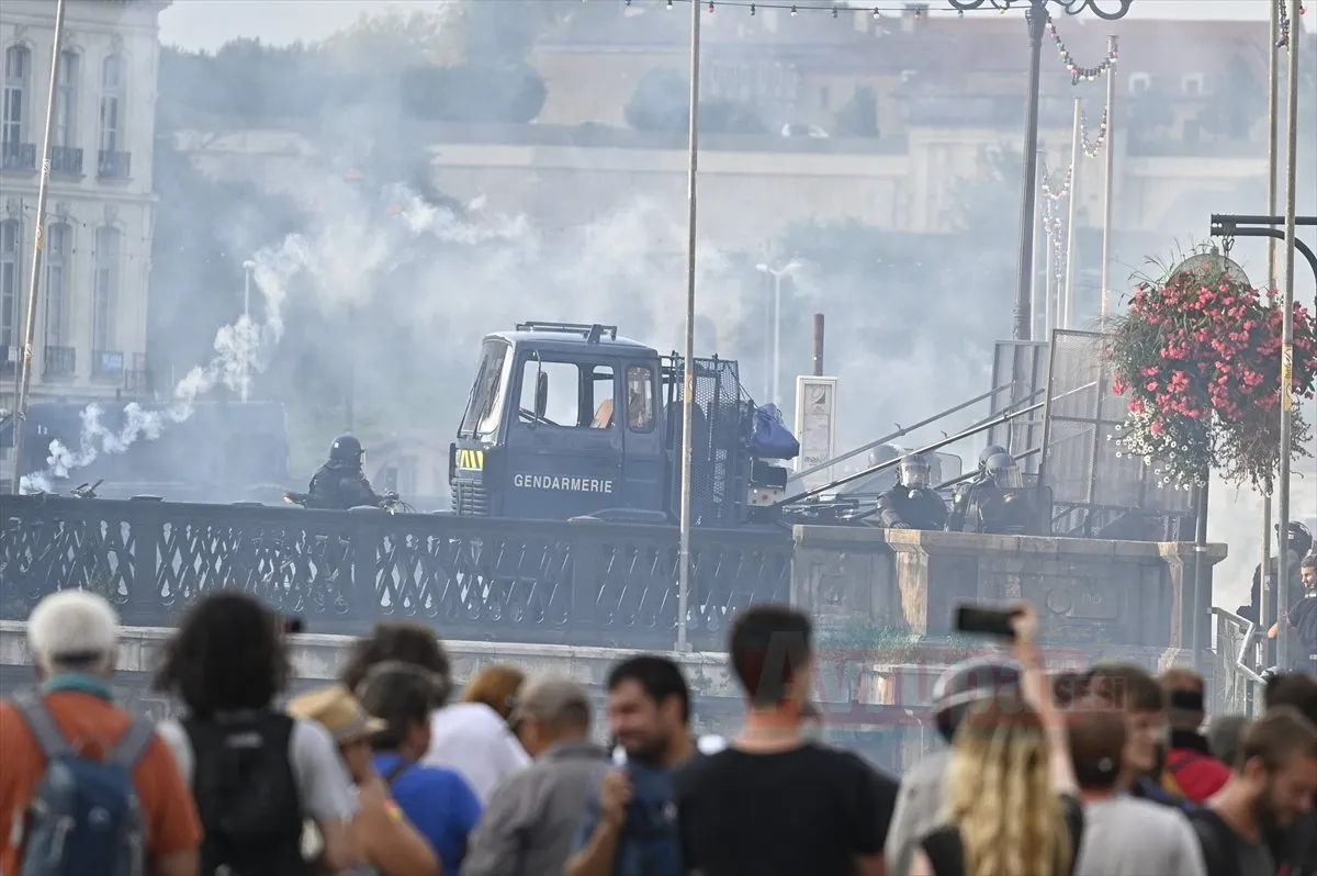 Fransa'nın Biarritz kentinde yapılacak G7 Zirvesi'ne karşı çıkan protestocular, Hendaye'de