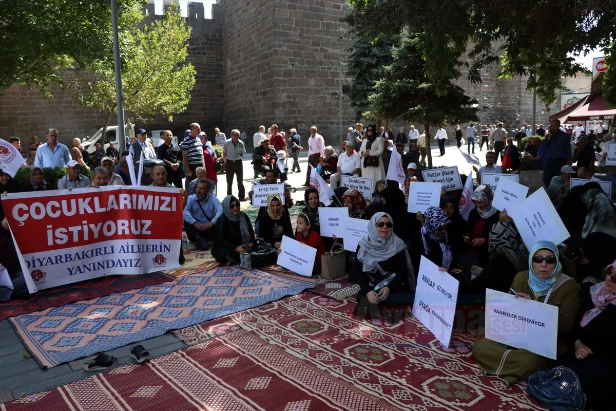 Çocukları dağa kaçırılan Diyarbakır annelerinin HDP il binası önünde başlattığı