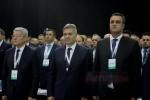 İkinci kez parti genel başkanlığına seçilen Boşnak lider İzetbegoviç, dört