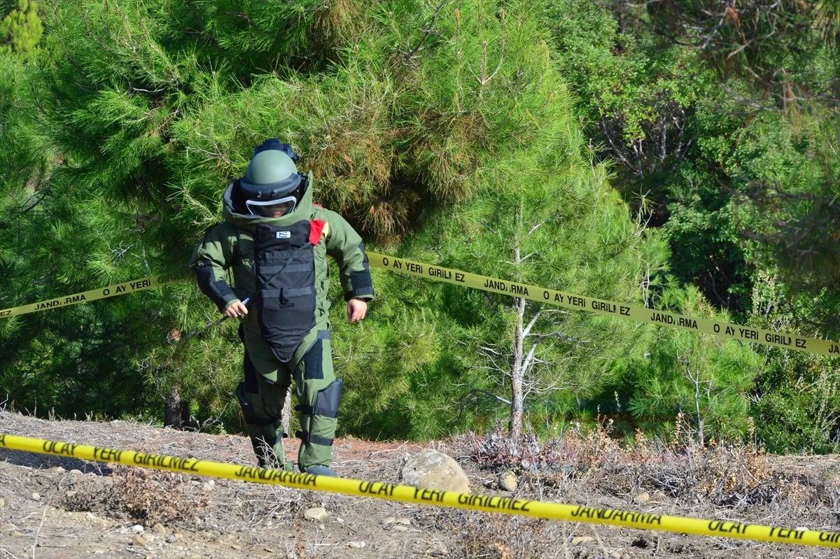 Çanakkale'de Gelibolu Yarımadası'nda patlamamış halde bulunan el bombası fünye ile