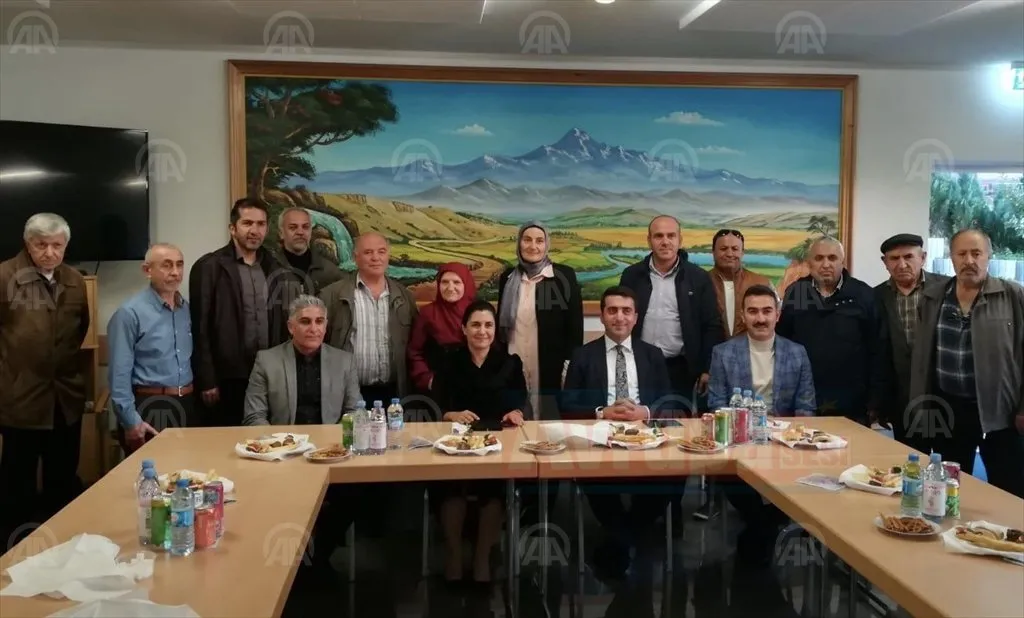 Almanya'da terör örgütü YPG/PKK yandaşlarının saldırdığı derneği ziyaret etti 
