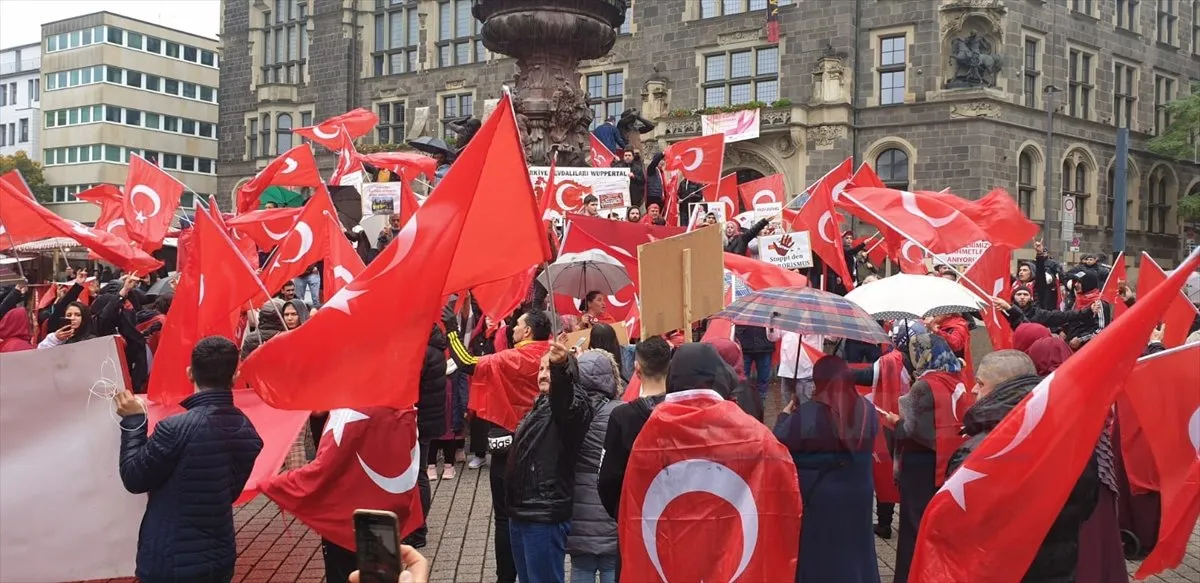 Bayrağına Sahip Çık" mitingi, Wuppertal'de ellerinde Türk bayraklarıyla bir araya