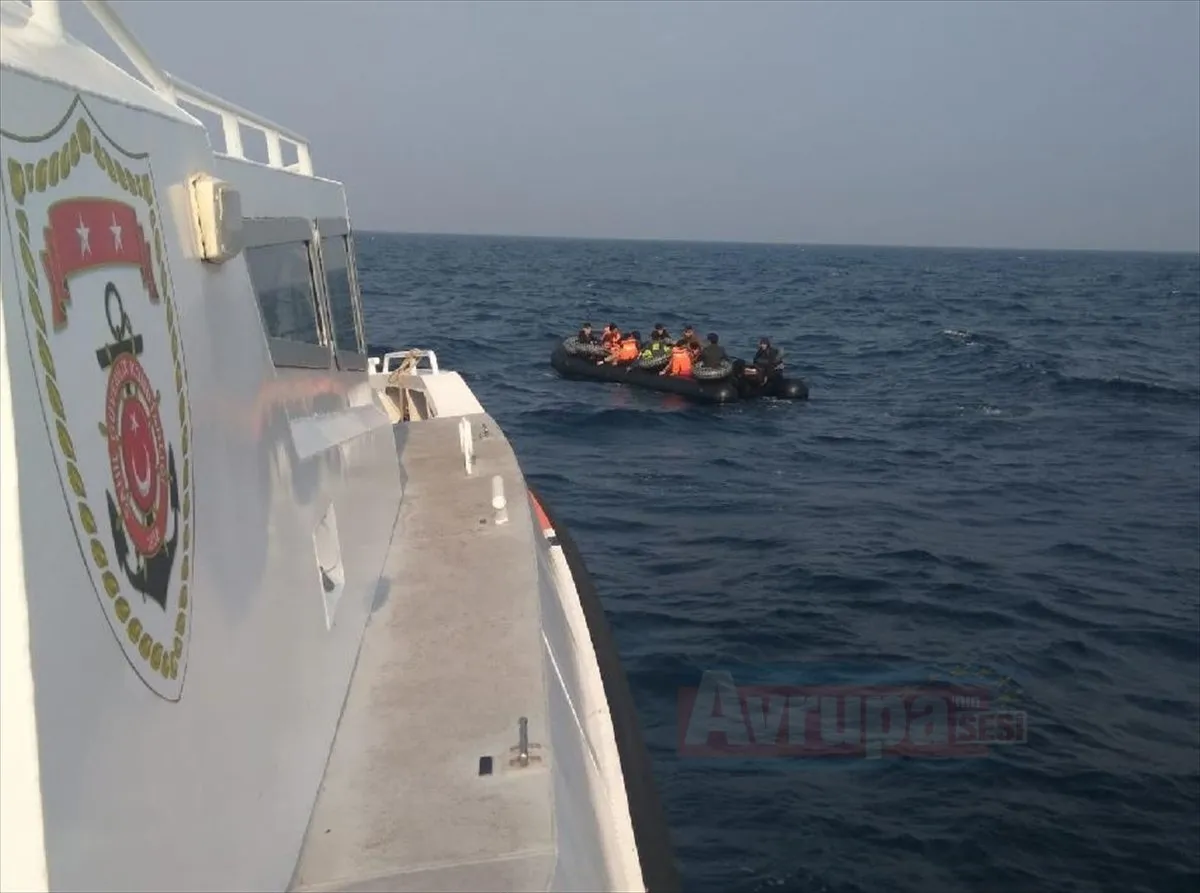 Edirne'nin Enez ilçesi açıklarında, denizde sürüklenen bottaki 28 düzensiz göçmen