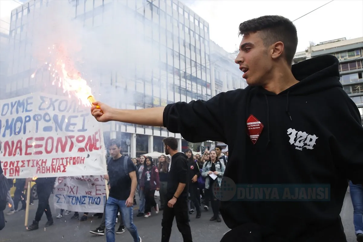 Yunanistan'ın başkenti Atina'da lise öğrencileri üniversitelere giriş sistemindeki değişiklikleri protesto