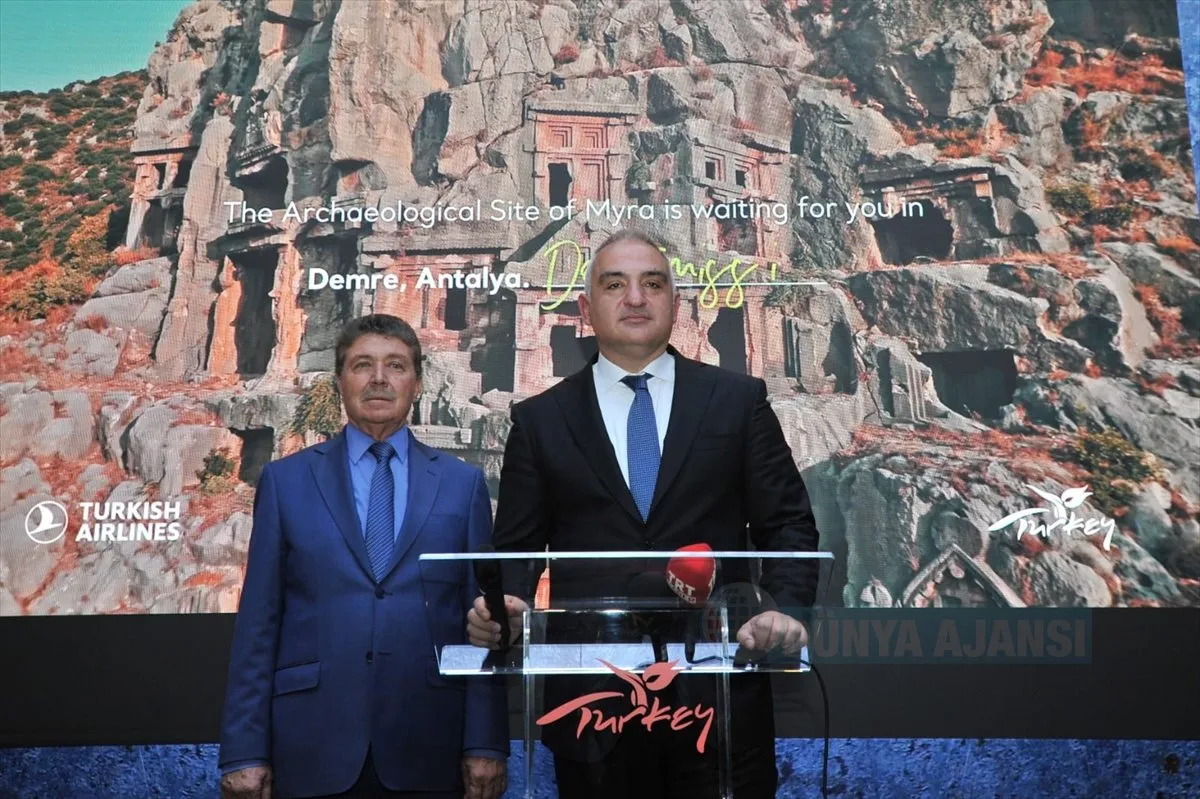 Bakan Ersoy, Londra'da WTM Uluslararası Turizm Fuarı'na katıldı