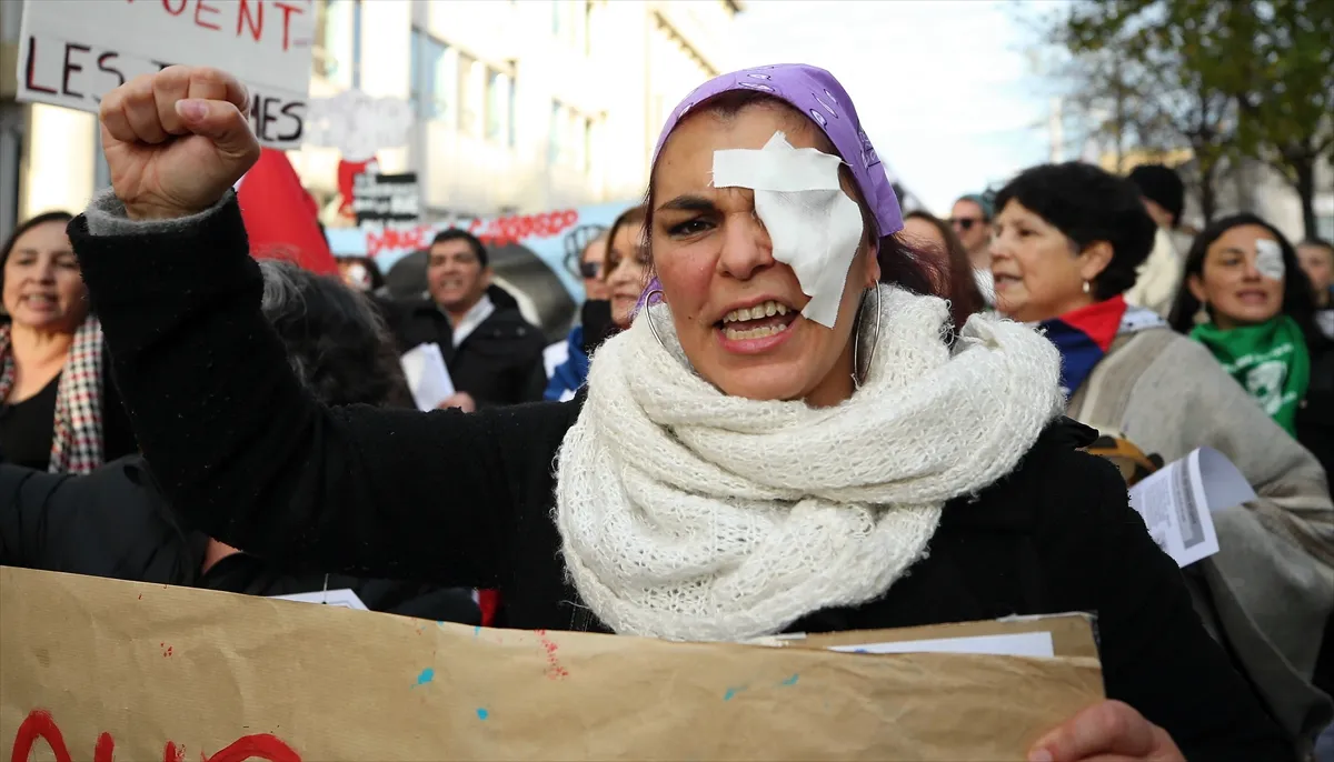 Belçika'nın başkenti Brüksel'de merkez garı önünde toplanan binlerce kişinin katıldığı
