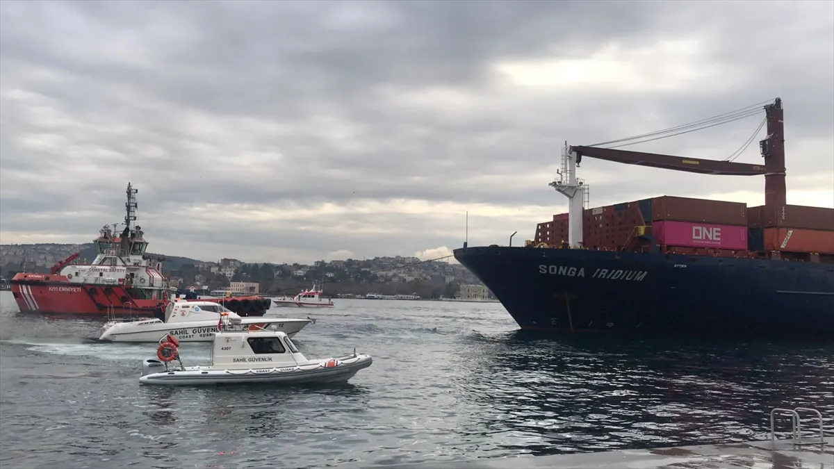İstanbul Boğazı'nda karaya oturan Liberya bandıralı "Songa Irıdıum" adlı yük