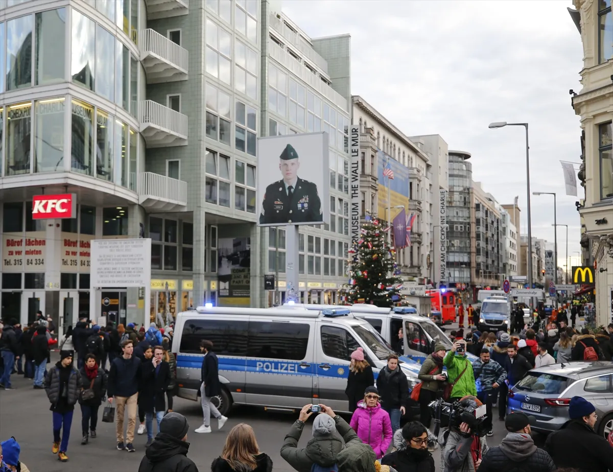 Almanya’nın başkenti Berlin’in merkezindeki Friedrichstrasse Caddesi'nde bir kafeteryada silahlı soygun
