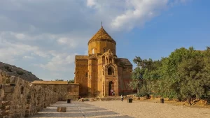 Van Gölü'ndeki Akdamar Adası ve burada bulunan Akdamar Kilisesi (Anıt