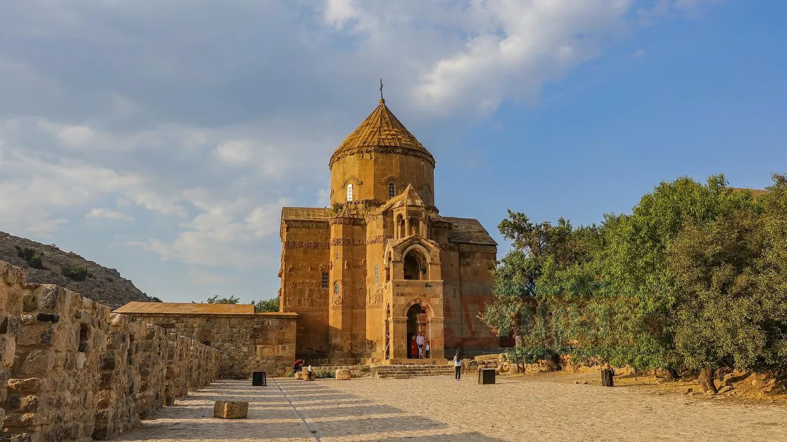 Van Gölü'ndeki Akdamar Adası ve burada bulunan Akdamar Kilisesi (Anıt