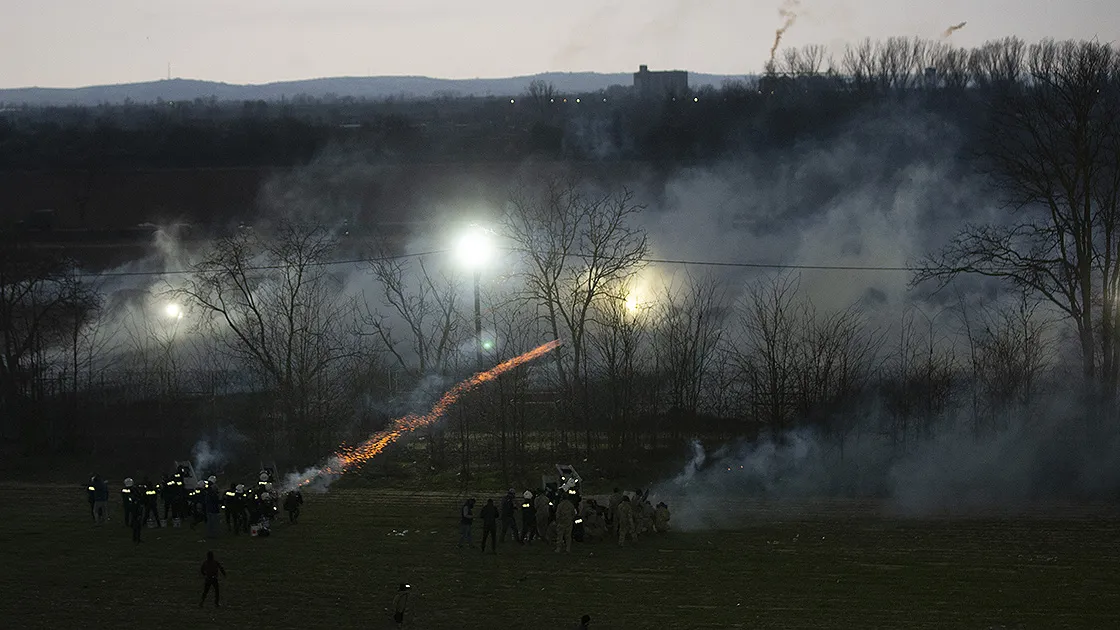 Yunanistan, sınırında futbol oynayan aralarında çocukların da olduğu sığınmacılara gaz