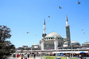 Taksim'de temeli 17 Şubat 2017'de atılan mimarlar Şefik Birkiye ile