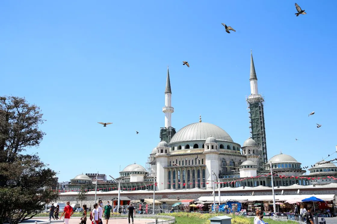 Taksim'de temeli 17 Şubat 2017'de atılan mimarlar Şefik Birkiye ile