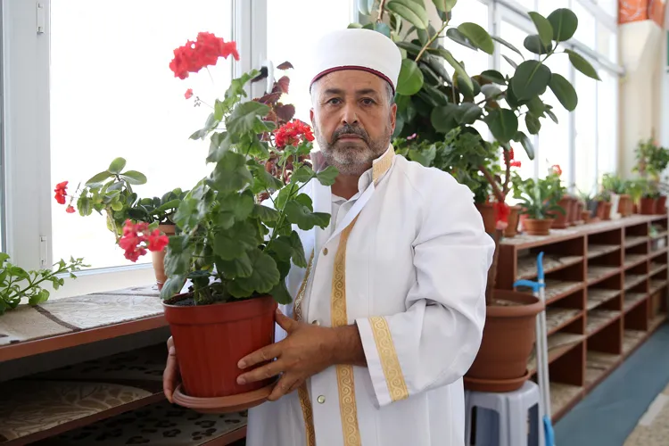 Kayseri'de görevli imam Menderes Yılmaz, 10 yıldır görev yaptığı camiyi