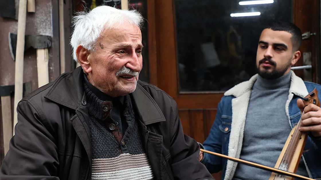 Karadeniz'in önemli gelenekleri arasında yer alan atma türküdeki yeteneğiyle "Yaşayan