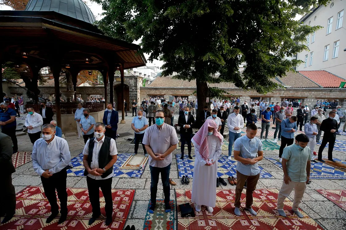 Müslümanlar, bayram namazlarını yeni tip koronavirüs (Kovid-19) tedbirlerine uyarak eda