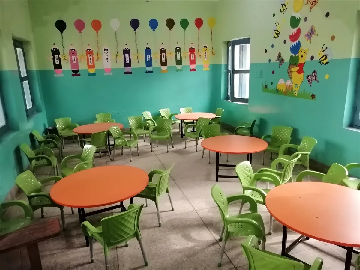Bin öğrencinin eğitim gördüğü iki okulun açılışına geçen ay Necip