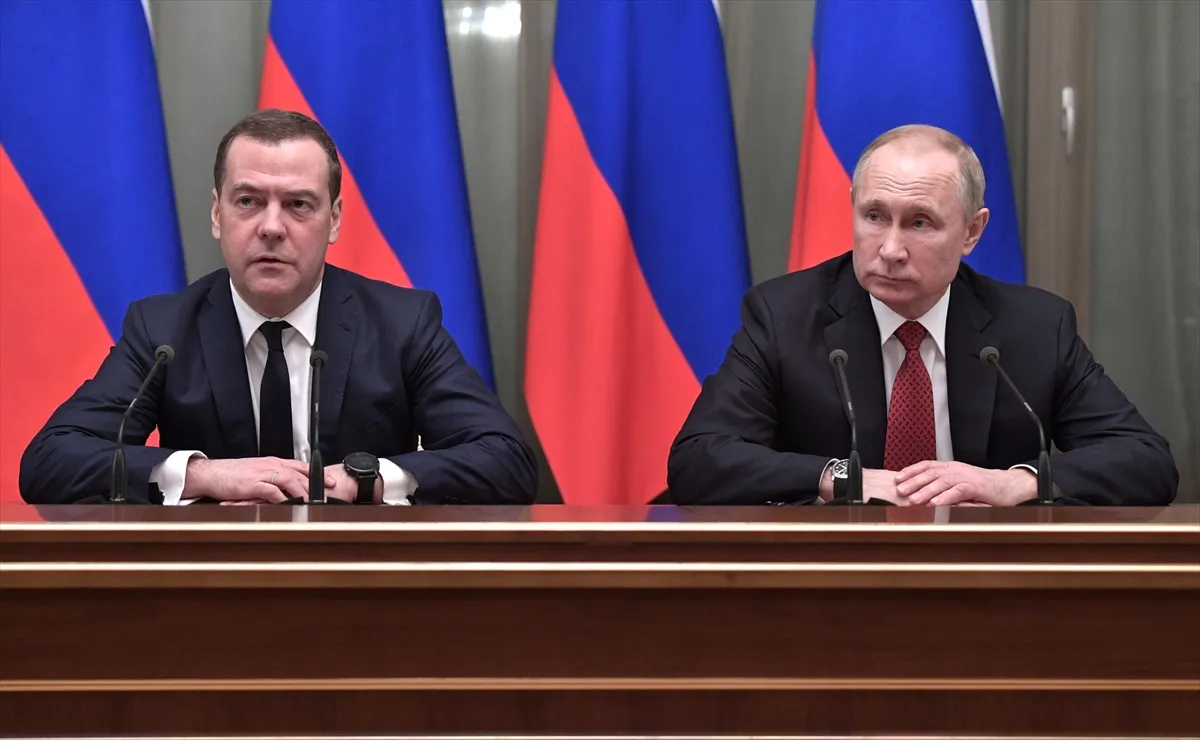 Rusya Başbakanı Dmitriy Medvedev, hükümetin istifa ettiğini duyurdu