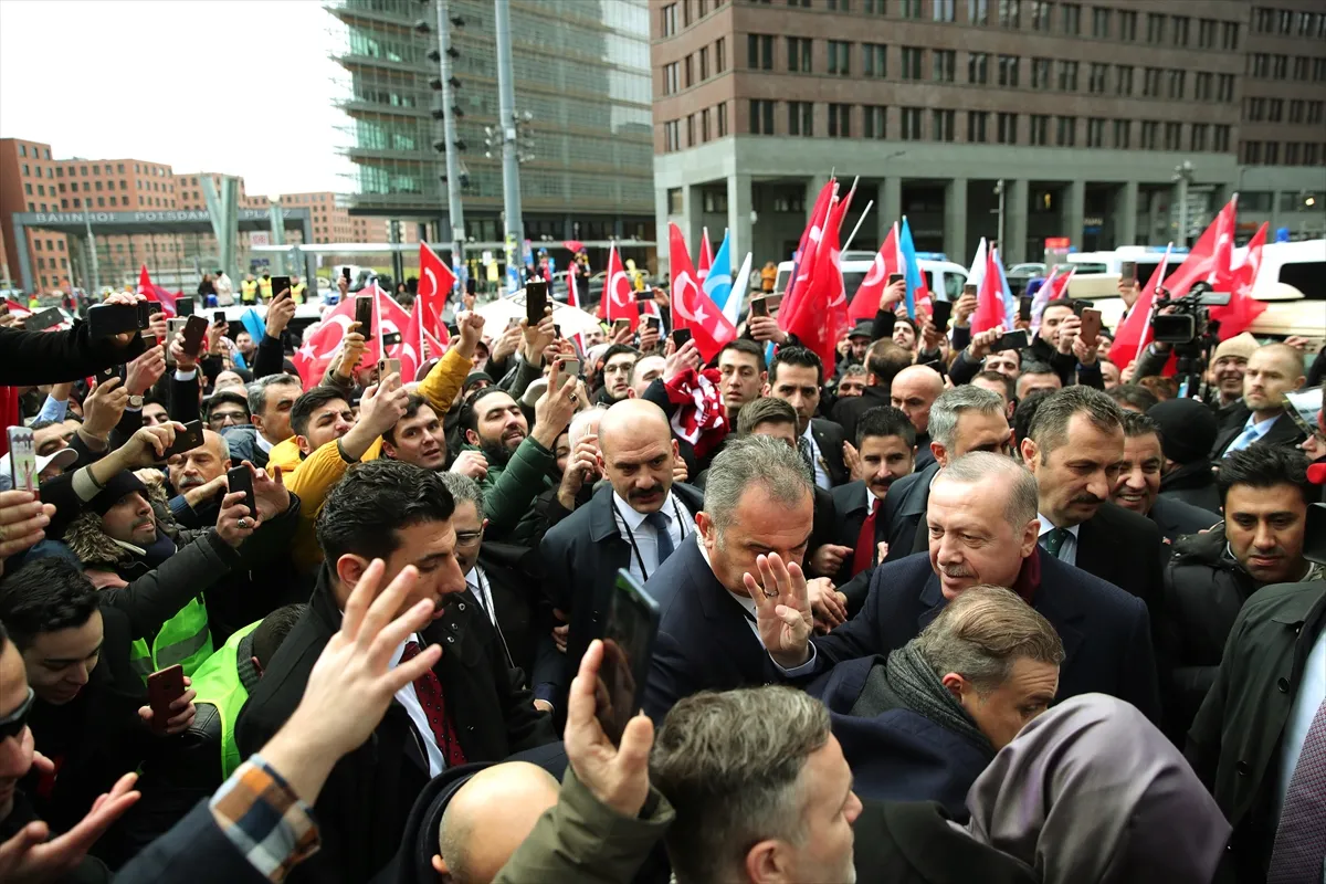 Türkiye Cumhurbaşkanı Recep Tayyip Erdoğan'a Berlin'de konaklayacağı otele gelişinde Almanya'da