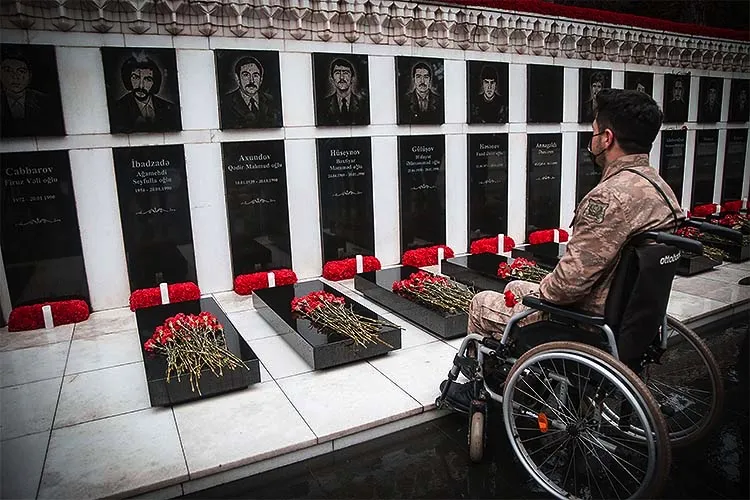 Azerbaycan'da, bağımsızlığın sembolüne dönüşen ve tarihe "Kanlı Ocak" olarak geçen