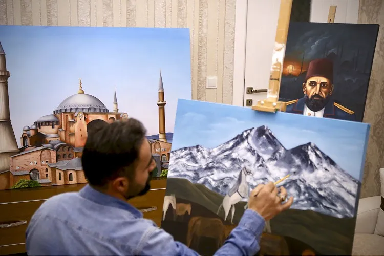 Konya'da, inşaatlarda boya ve alçı yaparak evleri süsleyen Salih Yerlikaya,