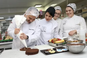 Büyükşehir Belediye Başkanı Alinur Aktaş, Bursa’da faaliyet gösteren bir pastanenin