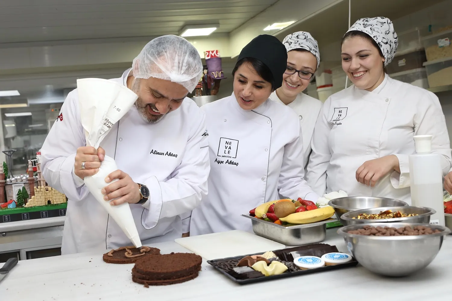 Büyükşehir Belediye Başkanı Alinur Aktaş, Bursa’da faaliyet gösteren bir pastanenin