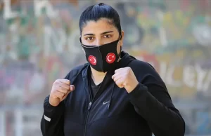 Antalya'da yetiştirme yurdunda büyüyen ve öğretmenlerinin yönlendirmesiyle muaythaiye başlayan 26
