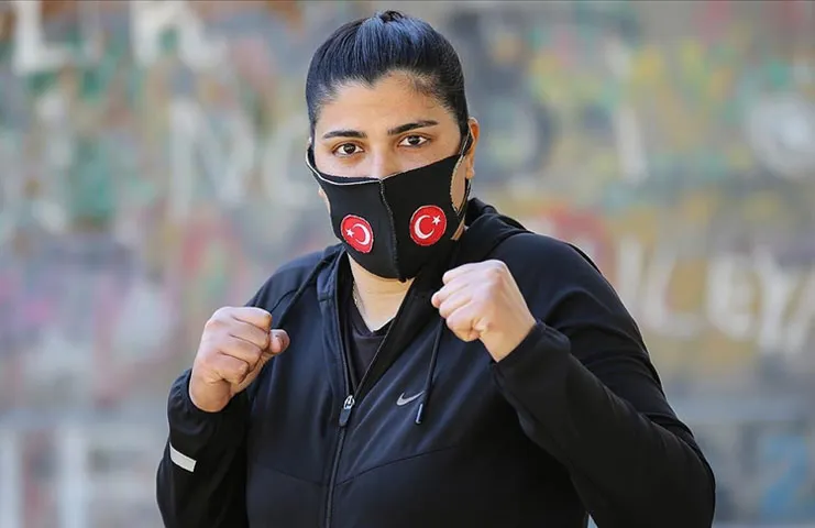 Antalya'da yetiştirme yurdunda büyüyen ve öğretmenlerinin yönlendirmesiyle muaythaiye başlayan 26