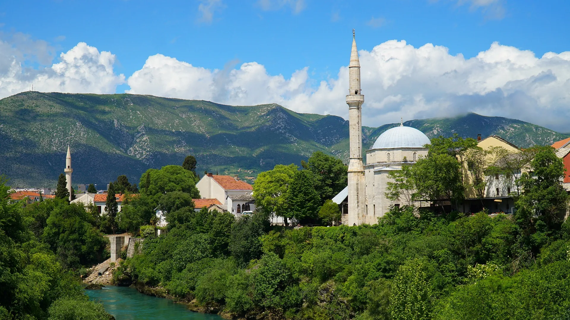 Bosna Hersek'in kuzeydoğusundaki Bijeljina'da bulunan Dasnica Camisi'ne yapılan çirkin saldırı