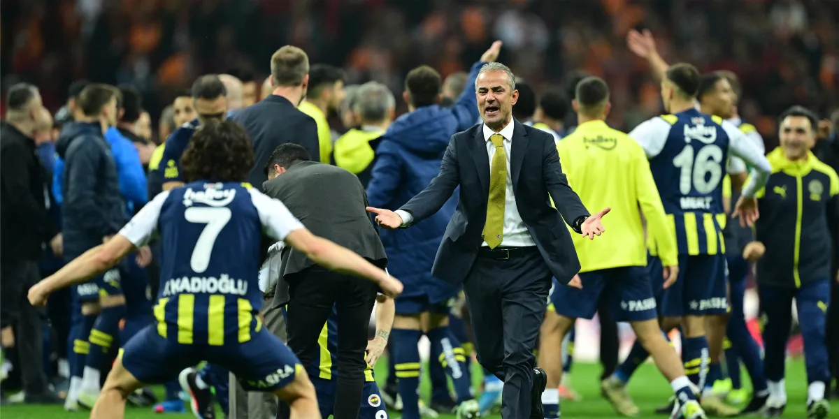 Galatasaray-Fenerbahçe derbisinin galibi Sarı Lacivertliler oldu. Şampiyonluk düğümü iki takımın